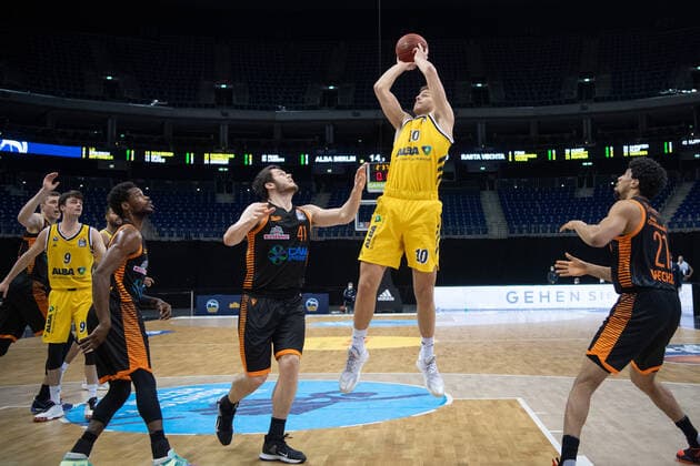 Basketball Berlin 31.01.2021 Saison 2020 2021 BBL easyCredit-BBL Alba Berlin vs Rasta Vechta vl: Will Vorhees (41 Vechta), Tim Schneider (10 ALB)