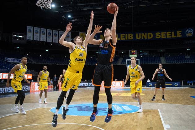 Basketball Berlin 31.01.2021 Saison 2020 2021 BBL easyCredit-BBL Alba Berlin vs Rasta Vechta vl: Ben Lammers (50 ALB), Bjoern Rohwer (22 Vechta)