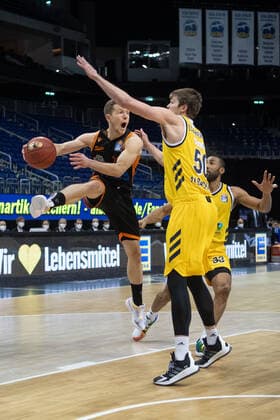 Basketball Berlin 31.01.2021 Saison 2020 2021 BBL easyCredit-BBL Alba Berlin vs Rasta Vechta vl: Bjoern Rohwer (22 Vechta), Ben Lammers (50 ALB), Jayson Granger (33 ALB)