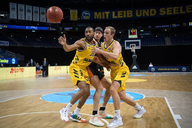 Basketball Berlin 31.01.2021 Saison 2020 2021 BBL easyCredit-BBL Alba Berlin vs Rasta Vechta vl: Jayson Granger (33 ALB), Dennis Clifford (42 Vechta), Luke Sikma (43 ALB)
