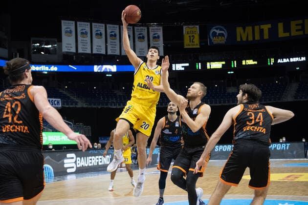Basketball Berlin 31.01.2021 Saison 2020 2021 BBL easyCredit-BBL Alba Berlin vs Rasta Vechta vl: Simone Fontecchio (20 ALB), Robin Christen (33 Vechta), Jesse Hunt (34 Vechta)