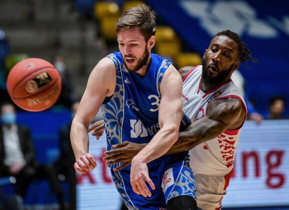 31.01.2021, xpsx, Basketball easyCredit BBL, Fraport Skyliners - Telekom Baskets Bonn v.l. Jon Axel Gudmundsson (Fraport Sykliners), Xavier Pollard (Telekom Baskets Bonn) emspor Frankfurt am Main