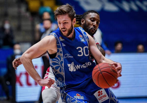 31.01.2021, xpsx, Basketball easyCredit BBL, Fraport Skyliners - Telekom Baskets Bonn v.l. Jon Axel Gudmundsson (Fraport Sykliners), Xavier Pollard (Telekom Baskets Bonn) emspor Frankfurt am Main
