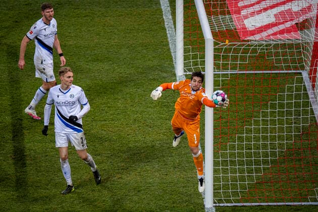 Fußball: 1. Bundesliga, Saison 2020 2021, 19. Spieltag, 1. FC Köln - DSC Arminia Bielefeld am 31.01.2021 im RheinEnergie-Stadion in Köln (Nordrhein-Westfalen). Bielefelds Torwart Stefan Ortega pariert den Ball. DFL REGULATIONS PROHIBIT ANY USE OF PHOTOGRAPHS AS IMAGE SEQUENCES AND OR QUASI-VIDEO. Copyright: xChristopherxNeundorf Kirchner-Mediax