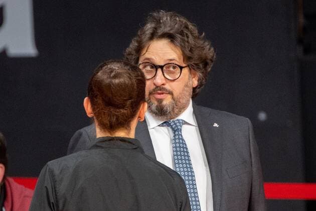Head Coach Andrea Trinchieri (FC Bayern) im Gespraech mit der Schiedsrichterin, FC Bayern Basketball vs. Crailsheim Merlins, BBL, 31.01.2021 Muenchen Bayern Deutschland