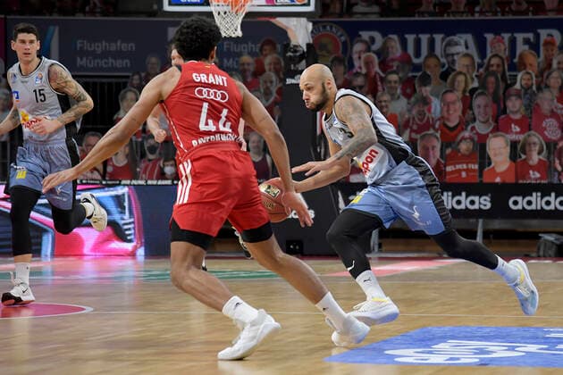 31.01.2021, xemx, Basketball BBL Bundesliga, FC Bayern Muenchen Basketball - HAKRO Merlins Crailsheim emspor, v.l. Sasha Grant (FC Bayern Basketball) und Mourice Stuckey (HAKRO Merlins Crailsheim) Zweikampf, Duell, Kampf, tackle Muenchen