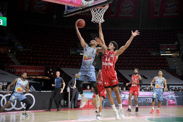 31.01.2021, xemx, Basketball BBL Bundesliga, FC Bayern Muenchen Basketball - HAKRO Merlins Crailsheim emspor, v.l. Mourice Stuckey (HAKRO Merlins Crailsheim) und Sasha Grant (FC Bayern Basketball) Zweikampf, Duell, Kampf, tackle Muenchen