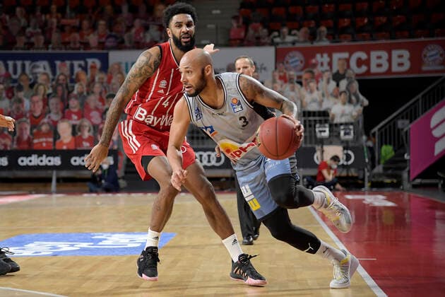 31.01.2021, xemx, Basketball BBL Bundesliga, FC Bayern Muenchen Basketball - HAKRO Merlins Crailsheim emspor, v.l. Dennis Jerome Seeley (FC Bayern Basketball) und Mourice Stuckey (HAKRO Merlins Crailsheim) Zweikampf, Duell, Kampf, tackle Muenchen