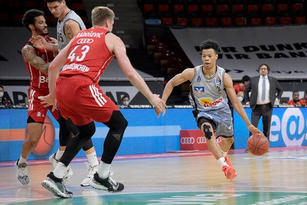 31.01.2021, xemx, Basketball BBL Bundesliga, FC Bayern Muenchen Basketball - HAKRO Merlins Crailsheim emspor, v.l. Leon Radosevic (FC Bayern Basketball) und Trae Bell-Hayness (HAKRO Merlins Crailsheim) Muenchen