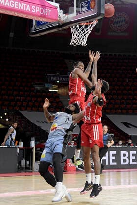 31.01.2021, xemx, Basketball BBL Bundesliga, FC Bayern Muenchen Basketball - HAKRO Merlins Crailsheim emspor, v.l. Tim Coleman (HAKRO Merlins Crailsheim) und Dennis Jerome Seeley (FC Bayern Basketball) Zweikampf, Duell, Kampf, tackle Muenchen
