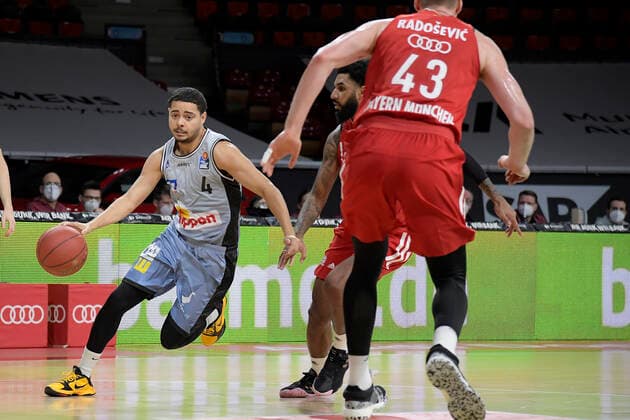 31.01.2021, xemx, Basketball BBL Bundesliga, FC Bayern Muenchen Basketball - HAKRO Merlins Crailsheim emspor, v.l. Nimrod Hilliard (HAKRO Merlins Crailsheim) und Dennis Jerome Seeley (FC Bayern Basketball) Zweikampf, Duell, Kampf, tackle Muenchen