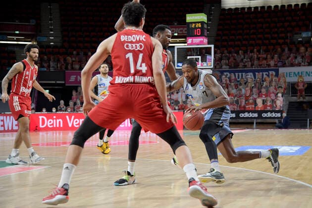31.01.2021, xemx, Basketball BBL Bundesliga, FC Bayern Muenchen Basketball - HAKRO Merlins Crailsheim emspor, v.l. Ja Juan Johnson (FC Bayern Basketball) und Haywood Highsmith (HAKRO Merlins Crailsheim) Zweikampf, Duell, Kampf, tackle Muenchen