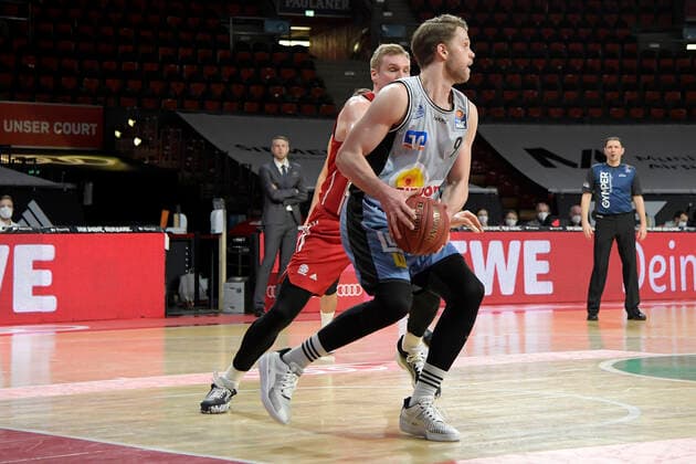 31.01.2021, xemx, Basketball BBL Bundesliga, FC Bayern Muenchen Basketball - HAKRO Merlins Crailsheim emspor, v.l. Leon Radosevic (FC Bayern Basketball) und Fabian Bleck (HAKRO Merlins Crailsheim) Zweikampf, Duell, Kampf, tackle Muenchen