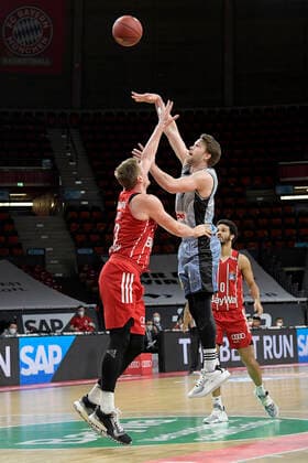 31.01.2021, xemx, Basketball BBL Bundesliga, FC Bayern Muenchen Basketball - HAKRO Merlins Crailsheim emspor, v.l. Leon Radosevic (FC Bayern Basketball) und Fabian Bleck (HAKRO Merlins Crailsheim) Zweikampf, Duell, Kampf, tackle Muenchen