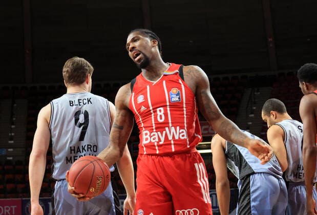 31.01.2021, BBL, FC Bayern Basketball vs Crailsheim Merlins, Audi Dome Muenchen im Bild: Fabian Bleck (Merlins Crailsheim), Jalen Reynolds (FCB Basketball) mit Referee nicht einverstanden