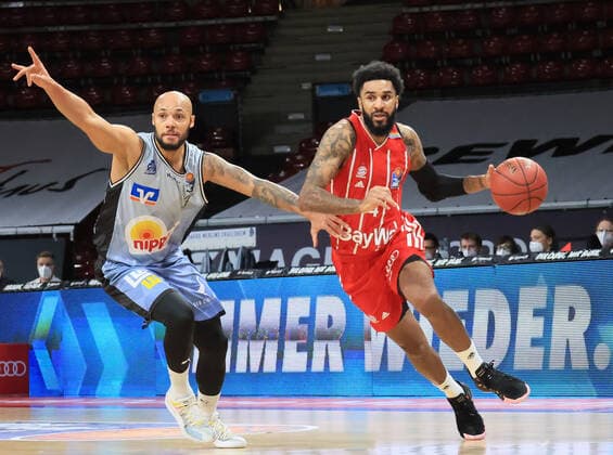 31.01.2021, BBL, FC Bayern Basketball vs Crailsheim Merlins, Audi Dome Muenchen im Bild: Trae Bell-Haynes (Merlins Crailsheim) vs DJ Seeley (FCB Basketball)