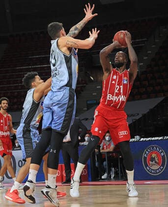 31.01.2021, BBL, FC Bayern Basketball vs Crailsheim Merlins, Audi Dome Muenchen im Bild: Bogdan Radosavljevic (Merlins Crailsheim) vs James Gist (FCB Basketball)