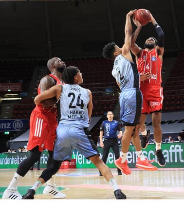 31.01.2021, BBL, FC Bayern Basketball vs Crailsheim Merlins, Audi Dome Muenchen im Bild: James Gist (FCB Basketball), Jeremy Jones (Merlins Crailsheim), Trae Bell-Haynes (Merlins Crailsheim) vs DJ Seeley (FCB Basket)