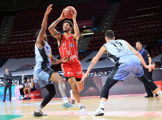31.01.2021, BBL, FC Bayern Basketball vs Crailsheim Merlins, Audi Dome Muenchen im Bild: Haywood Highsmith (Merlins Crailsheim) vs Nick Weiler-Babi (FCB Basketball), Bogdan Radosavljevic (Merlins Crailsheim)