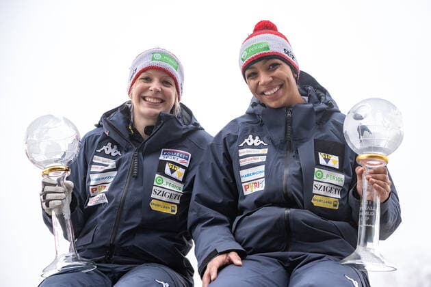 31.01.2021, Olympia Eiskanal, Innsbruck, AUT, BMW IBSF Weltcup Bob, Igls, Damen Zweierbob, Siegerehrung, im Bild Katrin Beierl und J.J.O.D. Onasanya (AUT) mit der Kristallkugel für den Sieg im Damen Zweier Bob Weltcup Katrin Beierl and J.J.O.D. Onasanya of Austria with the crystal ball for the victory in the two-women bobsleigh World Cup during the winner ceremony for the women doubles Bobsleigh competition of BMW IBSF World Cup at the Olympia Eiskanal in Innsbruck, Austria on 2021 01 31.