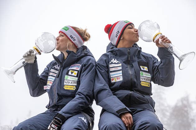 31.01.2021, Olympia Eiskanal, Innsbruck, AUT, BMW IBSF Weltcup Bob, Igls, Damen Zweierbob, Siegerehrung, im Bild Katrin Beierl und J.J.O.D. Onasanya (AUT) mit der Kristallkugel für den Sieg im Damen Zweier Bob Weltcup Katrin Beierl and J.J.O.D. Onasanya of Austria with the crystal ball for the victory in the two-women bobsleigh World Cup during the winner ceremony for the women doubles Bobsleigh competition of BMW IBSF World Cup at the Olympia Eiskanal in Innsbruck, Austria on 2021 01 31.