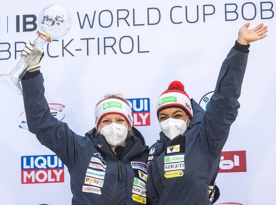 31.01.2021, Olympia Eiskanal, Innsbruck, AUT, BMW IBSF Weltcup Bob, Igls, Damen Zweierbob, Siegerehrung, im Bild Katrin Beierl und J.J.O.D. Onasanya (AUT) mit der Kristallkugel für den Sieg im Damen Zweier Bob Weltcup Katrin Beierl and J.J.O.D. Onasanya of Austria with the crystal ball for the victory in the two-women bobsleigh World Cup during the winner ceremony for the women doubles Bobsleigh competition of BMW IBSF World Cup at the Olympia Eiskanal in Innsbruck, Austria on 2021 01 31.
