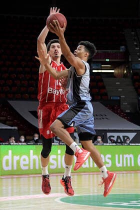 31.01.2021, xemx, Basketball BBL Bundesliga, FC Bayern Muenchen Basketball - HAKRO Merlins Crailsheim emspor, v.l. Nihad Dedovic (FC Bayern Basketball) und Trae Bell-Hayness (HAKRO Merlins Crailsheim) Zweikampf, Duell, Kampf, tackle Muenchen