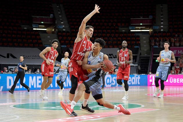 31.01.2021, xemx, Basketball BBL Bundesliga, FC Bayern Muenchen Basketball - HAKRO Merlins Crailsheim emspor, v.l. Diego Flaccadori (FC Bayern Basketball) und Trae Bell-Hayness (HAKRO Merlins Crailsheim) Zweikampf, Duell, Kampf, tackle Muenchen