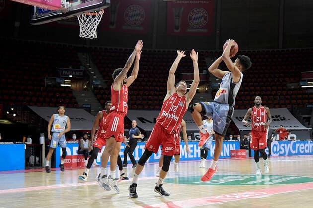 31.01.2021, xemx, Basketball BBL Bundesliga, FC Bayern Muenchen Basketball - HAKRO Merlins Crailsheim emspor, v.l. Nick Weiler-Babb (FC Bayern Basketball), Diego Flaccadori (FC Bayern Basketball) und Trae Bell-Hayness (HAKRO Merlins Crailsheim) Zweikampf, Duell, Kampf, tackle Muenchen