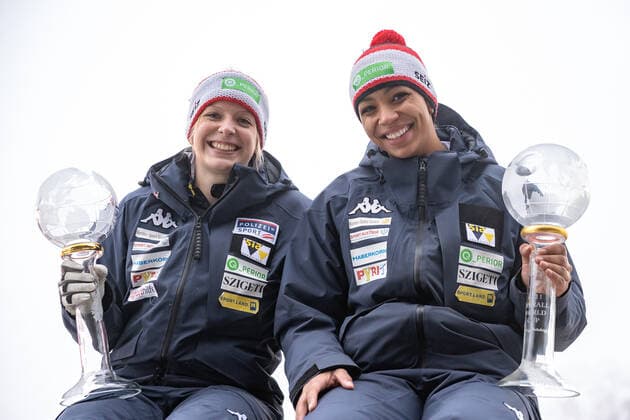 AUT, BMW IBSF Weltcup Bob, Igls 31.01.2021, Olympia Eiskanal, Innsbruck, AUT, BMW IBSF Weltcup Bob, Igls, Damen Zweierbob, Siegerehrung, im Bild Katrin Beierl und J.J.O.D. Onasanya (AUT) mit der Kristallkugel für den Sieg im Damen Zweier Bob Weltcup Katrin Beierl and J.J.O.D. Onasanya of Austria with the crystal ball for the victory in the two-women bobsleigh World Cup during the winner ceremony for the women doubles Bobsleigh competition of BMW IBSF World Cup at the Olympia Eiskanal in Innsbruck, Austria on 2021 01 31. Innsbruck Tirol Österreich