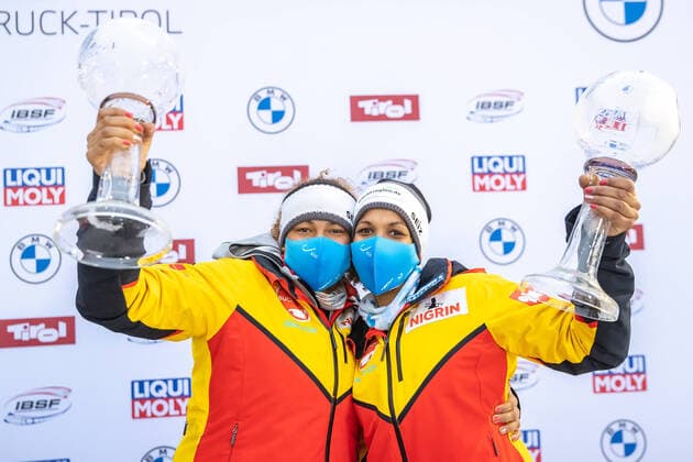 Bilder des Jahres 2021, Sport 01 Januar Sport Themen der Woche KW04 Sport Bilder des Tages AUT, BMW IBSF Weltcup Bob, Igls 31.01.2021, Olympia Eiskanal, Innsbruck, AUT, BMW IBSF Weltcup Bob, Igls, Damen Zweierbob, Siegerehrung, im Bild Vanessa Mark, Mariama Jamanka (GER) Vanessa Mark Mariama Jamanka of Germany during the winner ceremony for the women doubles Bobsleigh competition of BMW IBSF World Cup at the Olympia Eiskanal in Innsbruck, Austria on 2021 01 31. Innsbruck Tirol Österreich