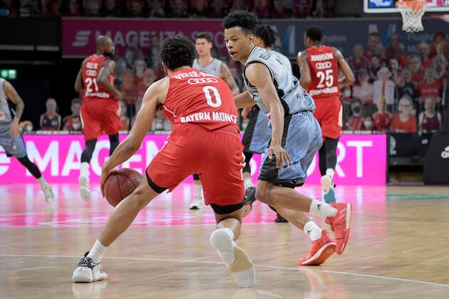 31.01.2021, xemx, Basketball BBL Bundesliga, FC Bayern Muenchen Basketball - HAKRO Merlins Crailsheim emspor, v.l. Nick Weiler-Babb (FC Bayern Basketball) und Trae Bell-Hayness (HAKRO Merlins Crailsheim) Zweikampf, Duell, Kampf, tackle Muenchen