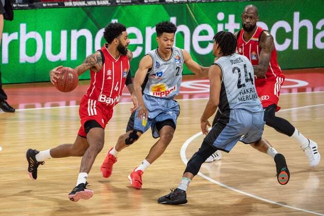 D. Seeley 4 (FC Bayern), Trae Bell-Haynes 2 (Crailsheim Merlins), Jeremy Jones 24 (Crailsheim Merlins), FC Bayern Basketball vs. Crailsheim Merlins, BBL, 31.01.2021 Muenchen Bayern Deutschland