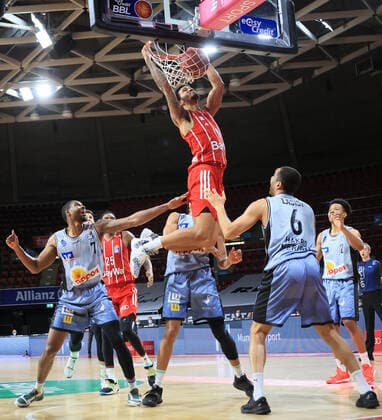 31.01.2021, BBL, FC Bayern Basketball vs Crailsheim Merlins, Audi Dome Muenchen im Bild: Dunking Nick Weiler-Babi (FCB Basketball), Haywood Highsmith (Merlins Crailsheim) und Elias Lasisi (Merlins Crailsheim) koennen nur zuschauen