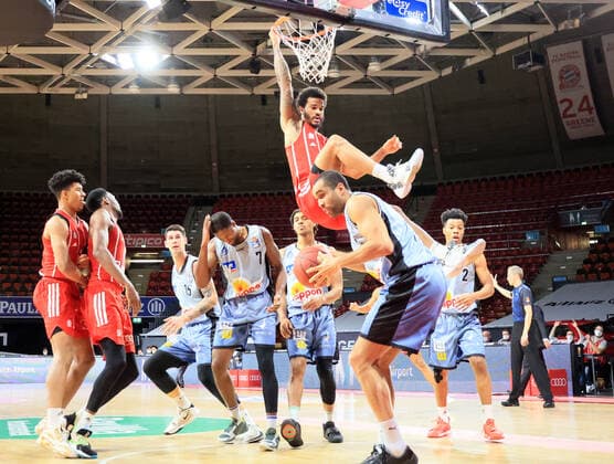 31.01.2021, BBL, FC Bayern Basketball vs Crailsheim Merlins, Audi Dome Muenchen im Bild: Dunking Nick Weiler-Babi (FCB Basketball), Haywood Highsmith (Merlins Crailsheim) und Elias Lasisi (Merlins Crailsheim) koennen nur zuschauen