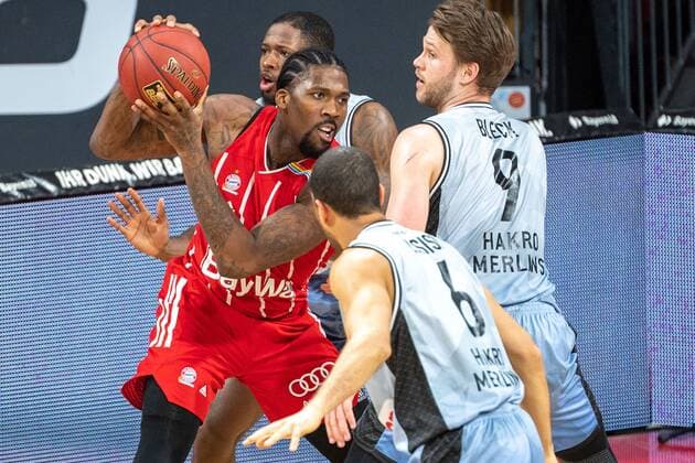 Jalen Reynolds 8 (FC Bayern), Fabian Bleck 9 (Crailsheim Merlins), Elias Lasisi 6 (Crailsheim Merlins), FC Bayern Basketball vs. Crailsheim Merlins, BBL, 31.01.2021 Muenchen Bayern Deutschland