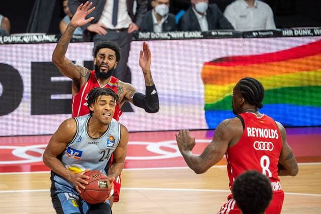 Jeremy Jones 24 (Crailsheim Merlins), D. Seeley 4 (FC Bayern), FC Bayern Basketball vs. Crailsheim Merlins, BBL, 31.01.2021 Muenchen Bayern Deutschland