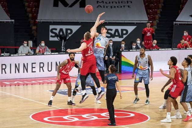Basketball, BBL, 20210131, FC Bayern München - Merlins Crailsheim Im Bild Leon RADOSEVIC (FC Bayern München, 43) und Bogdan RADOSAVLJEVIC (Merlins Crailsheim, 15) Tip-off Schiedsrichter Anne PANTHER. München Audi Dome Bayern Deutschland Copyright: Passion2Press MarkusxFischerx