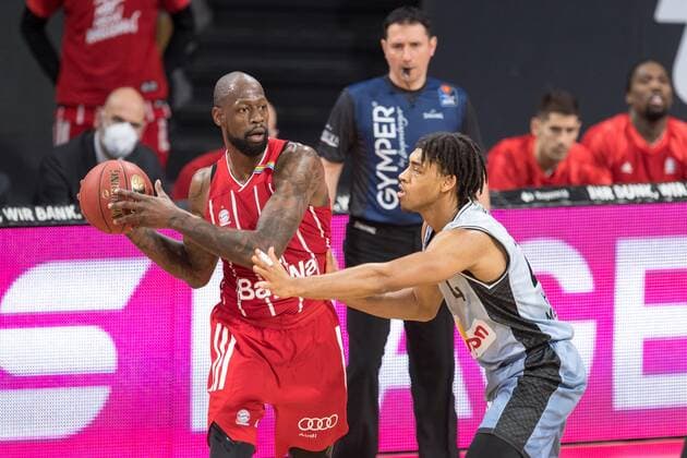 Basketball, BBL, 20210131, FC Bayern München - Merlins Crailsheim Im Bild James GIST III (FC Bayern München, 21) und Nimrod HILLIARD (Merlins Crailsheim, 4). München Audi Dome Bayern Deutschland Copyright: Passion2Press MarkusxFischerx