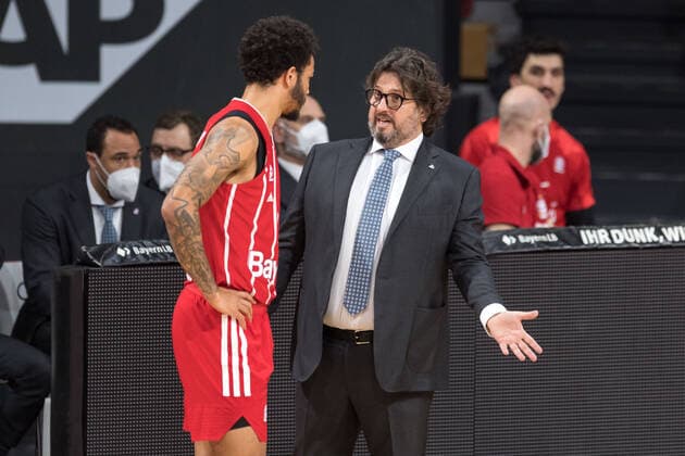 Basketball, BBL, 20210131, FC Bayern München - Merlins Crailsheim Im Bild Nick WEILER-BABB (FC Bayern München, 0) und Head Coach des FC Bayern München Andrea TRINCHIERI. München Audi Dome Bayern Deutschland Copyright: Passion2Press MarkusxFischerx