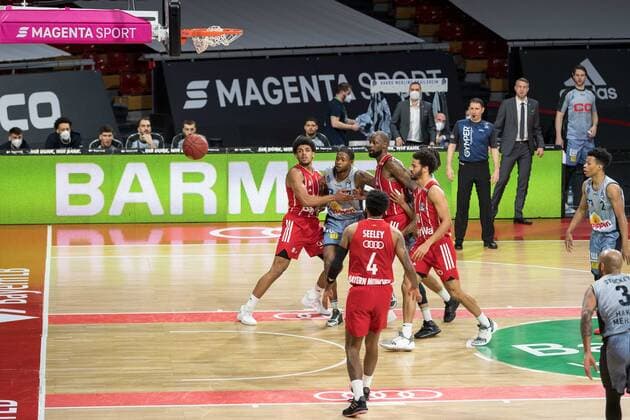 Basketball, BBL, 20210131, FC Bayern München - Merlins Crailsheim Im Bild Sasha GRANT (FC Bayern München, 44), Haywood HIGHSMITH (Merlins Crailsheim, 7), James GIST III (FC Bayern München, 21) und Nick WEILER-BABB (FC Bayern München, 0) beobacht Korb. München Audi Dome Bayern Deutschland Copyright: Passion2Press MarkusxFischerx
