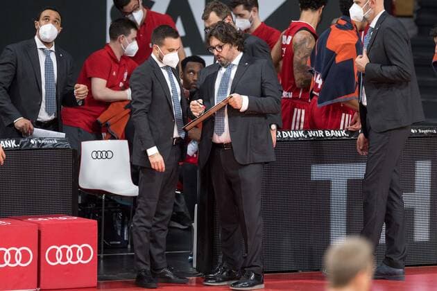Basketball, BBL, 20210131, FC Bayern München - Merlins Crailsheim Im Bild Co-Trainer des FC Bayern München Adriano VERTEMATI und Head Coach des FC Bayern München Andrea TRINCHIERI Taktiktafel. München Audi Dome Bayern Deutschland Copyright: Passion2Press MarkusxFischerx