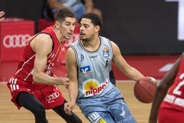 Basketball, BBL, 20210131, FC Bayern München - Merlins Crailsheim Im Bild Diego FLACCADORI (FC Bayern München, 12) und Nimrod HILLIARD (Merlins Crailsheim, 4). München Audi Dome Bayern Deutschland Copyright: Passion2Press MarkusxFischerx