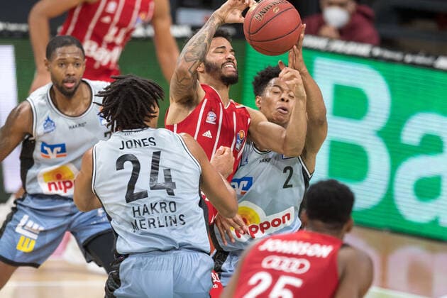 Basketball, BBL, 20210131, FC Bayern München - Merlins Crailsheim Im Bild Jeremy JONES (Merlins Crailsheim, 24), Nick WEILER-BABB (FC Bayern München, 0) und Trae BELL-HAYNES (Merlins Crailsheim, 2). München Audi Dome Bayern Deutschland Copyright: Passion2Press MarkusxFischerx