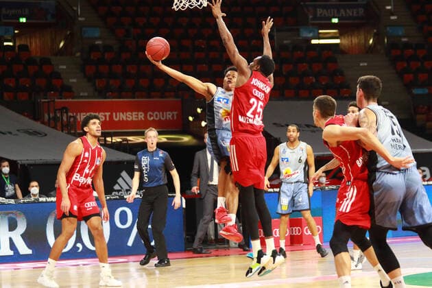 25 JaJuan Johnson (FCBB) rot, gegen 2 Trae Bell-Haynes (Crailsheim) Basketball, 1. Bundesliga, BBL, FC Bayern München, HAKRO Merlins Crailsheim im Audi Dome, 31.01.2021 FOTO: Mladen Lackovic LakoPress