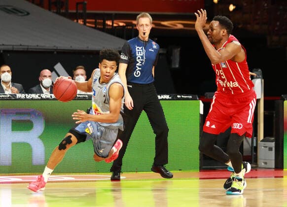 25 JaJuan Johnson (FCBB) rot, gegen 2 Trae Bell-Haynes (Crailsheim) Basketball, 1. Bundesliga, BBL, FC Bayern München, HAKRO Merlins Crailsheim im Audi Dome, 31.01.2021 FOTO: Mladen Lackovic LakoPress