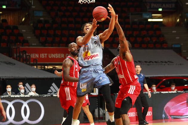 8 Jalen Reynolds (FCBB) rot, gegen 24 Jeremy Jones , mit Ball, (Crailsheim) Basketball, 1. Bundesliga, BBL, FC Bayern München, HAKRO Merlins Crailsheim im Audi Dome, 31.01.2021 FOTO: Mladen Lackovic LakoPress
