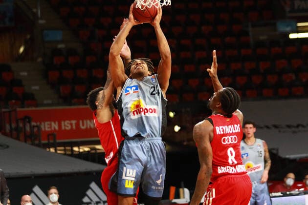 4 Dennis Jerome Seeley und 8 Jalen Reynolds (FCBB) rot, gegen 24 Jeremy Jones , mit Ball, (Crailsheim) Basketball, 1. Bundesliga, BBL, FC Bayern München, HAKRO Merlins Crailsheim im Audi Dome, 31.01.2021 FOTO: Mladen Lackovic LakoPress