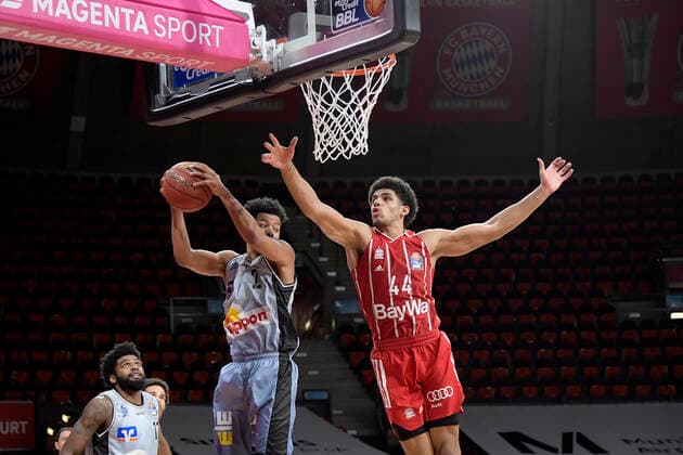 31.01.2021, xemx, Basketball BBL Bundesliga, FC Bayern Muenchen Basketball - HAKRO Merlins Crailsheim emspor, v.l. Trae Bell-Hayness (HAKRO Merlins Crailsheim) und Sasha Grant (FC Bayern Basketball) Zweikampf, Duell, Kampf, tackle Muenchen