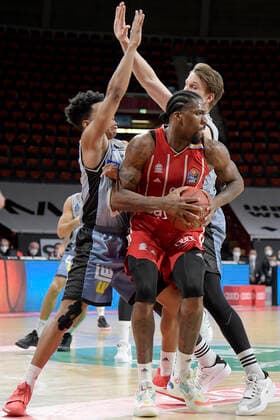 31.01.2021, xemx, Basketball BBL Bundesliga, FC Bayern Muenchen Basketball - HAKRO Merlins Crailsheim emspor, v.l. Trae Bell-Hayness (HAKRO Merlins Crailsheim), Jalen Reynolds (FC Bayern Basketball) und Fabian Bleck (HAKRO Merlins Crailsheim) Zweikampf, Duell, Kampf, tackle Muenchen